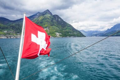 Schweizer Flagge am Heck eines Dampfschiffs auf dem Urnersee zwischen Flüelen und Brunnen.