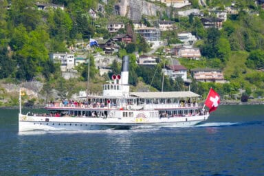 Das Dampfschiff „Uri“ bei Vitznau am Nordufer des Vierwaldstättersees.