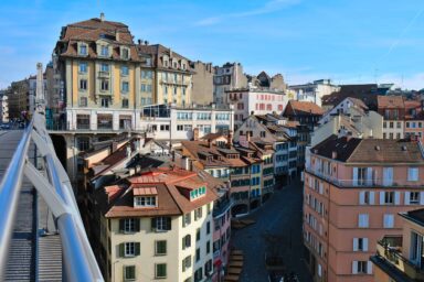 Brücke und farbenfrohe Fassaden in der Altstadt von Lausanne