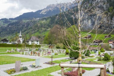 The cemetery and church of Lauterbrunnen.