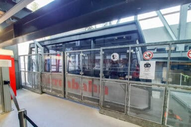 Seilbahn zur Grütschalp, bereit zur Abfahrt an der Talstation in Lauterbrunnen.