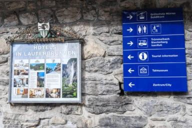 Wegweiser nach Grütschalp, Mürren, Schilthorn, Stechelberg am Bahnhof Lauterbrunnen.