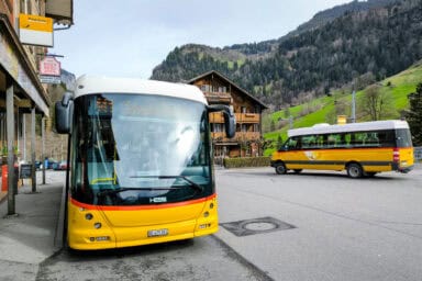 Der Bus nach Stechelberg wartet vor dem Bahnhof Lauterbrunnen.