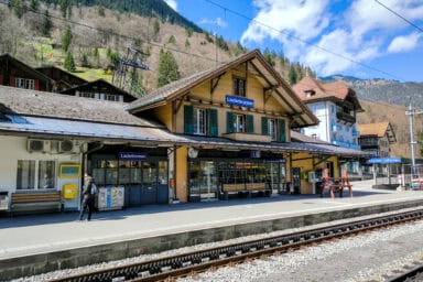 Der Bahnhof von Lauterbrunnen, mit der Seilbahn zur Grütschalp dahinter.