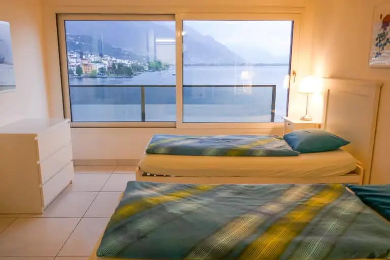 Schlafzimmer mit Blick auf den Lago Maggiore in Locarno