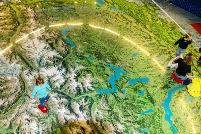 Spielplatz mit Landkarte der Schweiz im Verkehrshaus