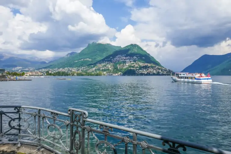 Schiff auf dem Luganersee und der Monte Brè, Blick von Lugano-Paradiso