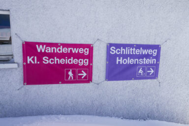 Winter hiking path and sledge run directions at Männlichen.