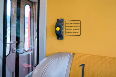 Eine "Halt auf Verlangen"-Taste an Bord eines MGB-Zugs.