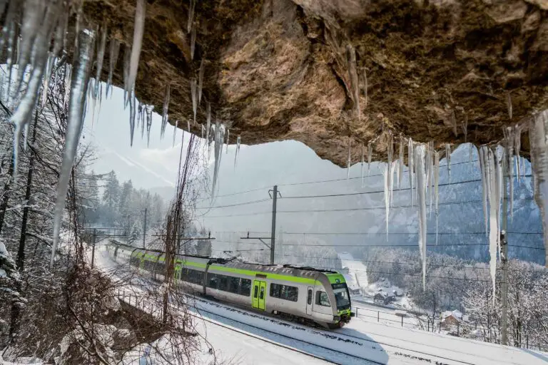 The RegioExpress Lötschberger near Mitholtz in winter