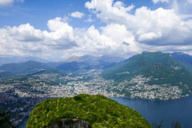 Der Blick über Lugano und den Luganersee von der Terrasse des Monte San Salvatore.
