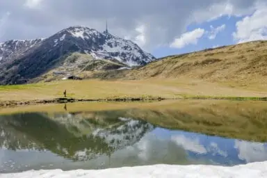 Bergstation Monte Tamaro mit See und Rodelbahn im Frühling