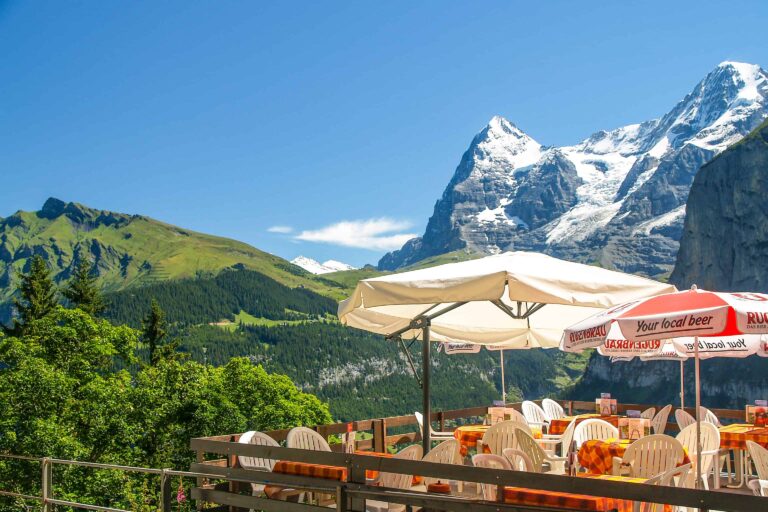 Restaurant-Terrasse mit Blick auf Eiger und Mönch in Mürren