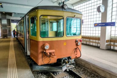 Der Pendelzug zwischen Grütschalp und Mürren am Bahnhof Mürren BLM.