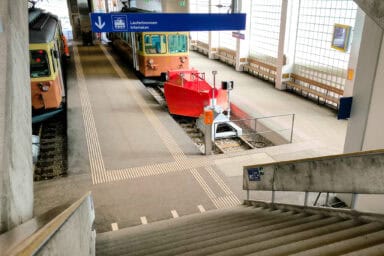Züge nach Grütschalp im Bahnhofsgebäude von Mürren BLM.