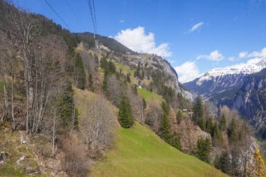 Blick von der Seilbahn zwischen Mürren und Gimmelwald.