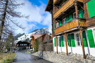 Die charmante Hauptstraße von Mürren in der Nähe des Bahnhofs Mürren BLM.