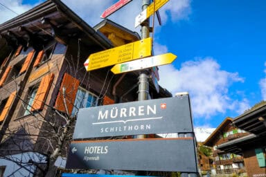 Wegweiser zu Hotels und Wanderwegen in Mürren.