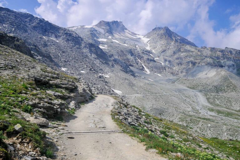 Wanderweg entlang felsiger Hänge bei Murtèl im Oberengadin