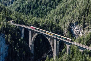 The nostalgic train between Filisur and Davos.
