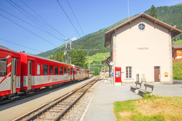 Regionalzug im Bahnhof Münster im Obergoms