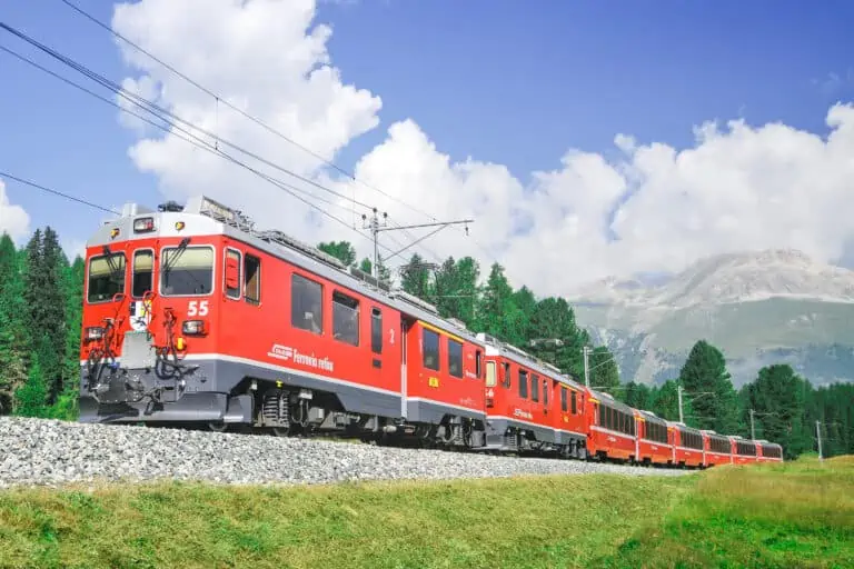 RhB-Zug mit Panoramawagen bei Punt Muragl, Oberengadin