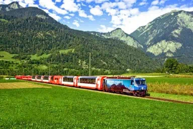 Glacier Express-Zug mit blauer RhB-Lokomotive