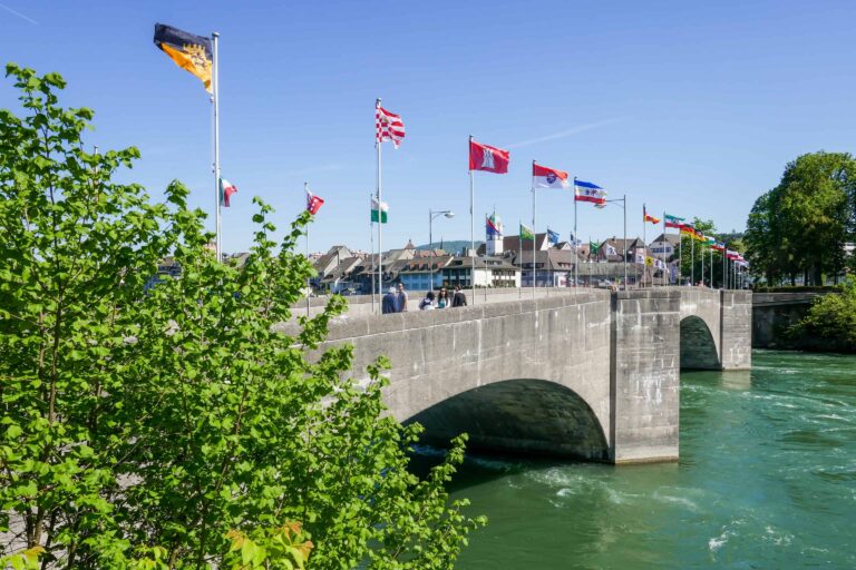 Die Rheinbrücke mit Fahnen in Rheinfelden