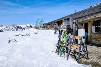 Skis near the mountain restaurant of Saanerslochgrat.