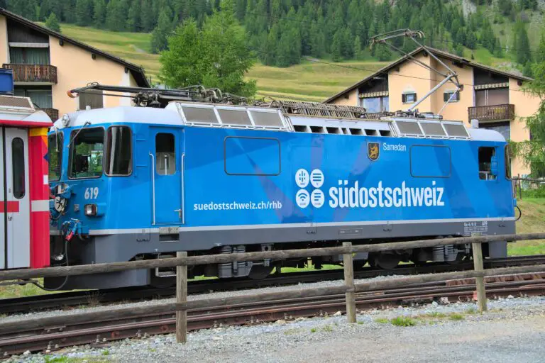 Blue locomotive of the Rhaetian Railways in Samedan