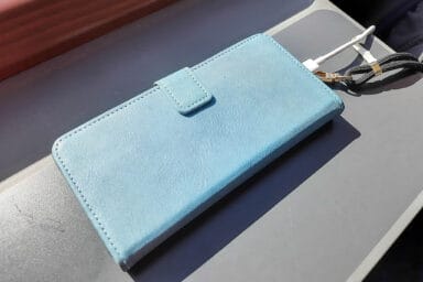 Ein Telefon das in einem Schweizer Zug aufgeladen wird.