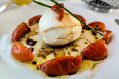 Vorgericht mit Burrata und sonnengetrockneten Tomaten im SBB-Zugrestaurant.