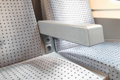 Steckdosen zwischen den Sitzen in einem SBB-Zug.