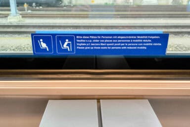 Sitze für Reisende mit eingeschränkter Mobilität in einem SBB-Zug.