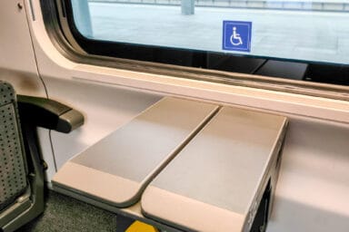 Ausgewiesene Plätze für Rollstuhlfahrer an Bord eines SBB Zuges.