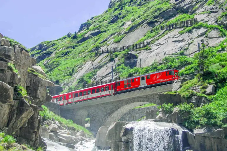 MGB train over river Reuss in Schöllenenschlucht