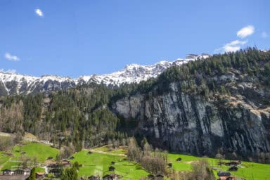 Blick auf die Osthänge des Lauterbrunnentals vom Bus Stechelberg-Lauterbrunnen.