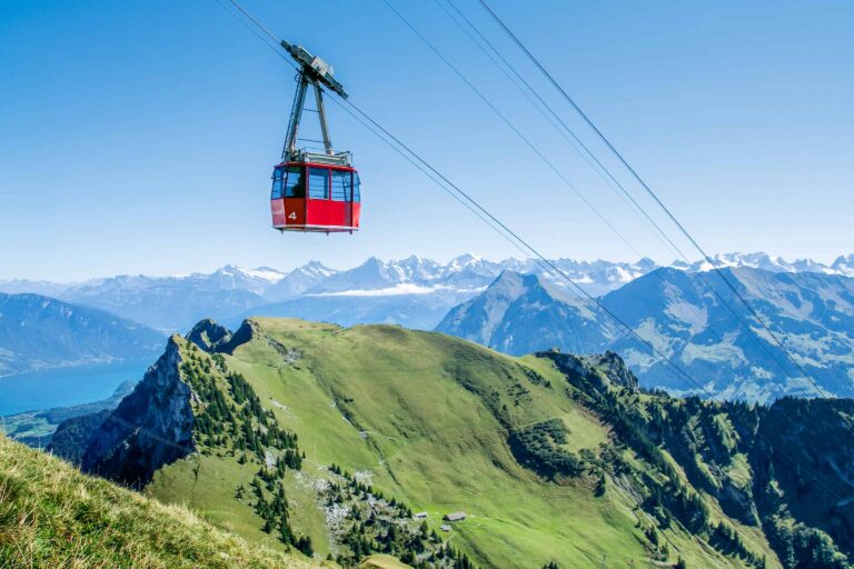 Seilbahn auf das Stockhorn mit Thunersee und Berner Alpen
