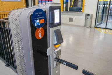 Easy access: you can often scan your Swiss Travel Pass at the electronic entrance gates of free mountain routes.