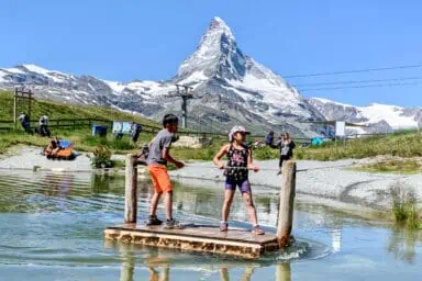 Sunnegga – Kinder spielen am Leisee, mit Matterhorn
