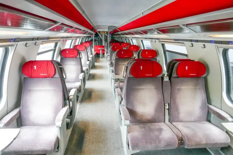 Innenraum eines Wagens 1. Klasse von einem Schweizer Doppelstockzug