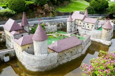 Maßstabsgetreues Modell eines Schweizer Schlosses im Park Swissminiatur