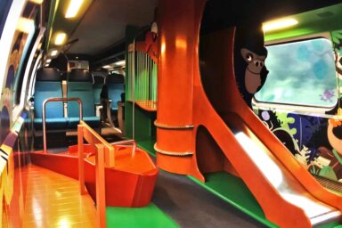 Spielplatz im Familienwagen im Zug der SBB