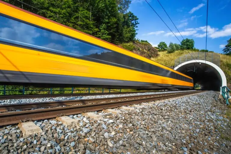 Ein Schnellzug fährt durch einen Schweizer Tunnel.