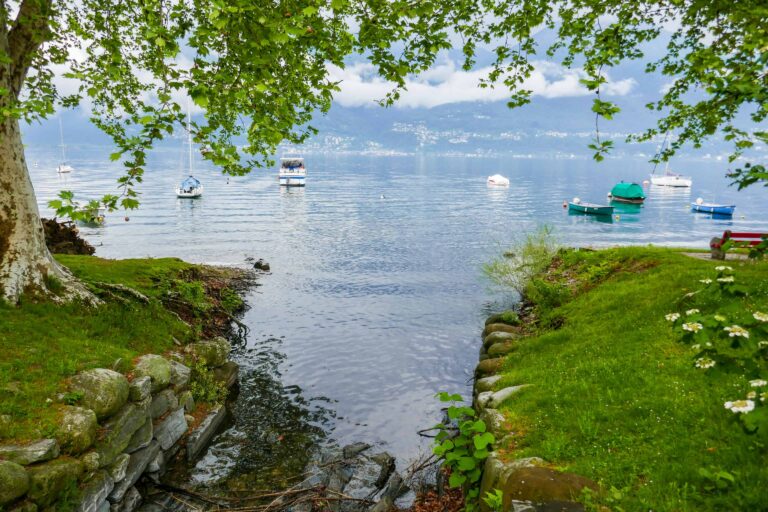 Segelboote auf dem Lago Maggiore zwischen Locarno und Tenero