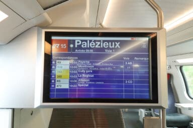 Auf einigen Anzeigen in den Zügen werden auch Ihre Anschlüsse am nächsten Bahnhof angezeigt.