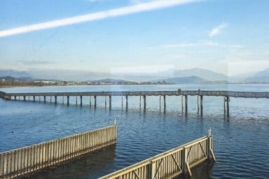 The train crosses Lake Zurich between Pfäffikon and Rapperswil.