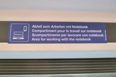 Hinweis auf eine Laptop-Zone im WAB-Zug Wengen-Kleine Scheidegg.