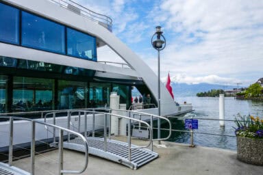 Ein modernes Boot legt in Weggis am nördlichen Vierwaldstättersee an.