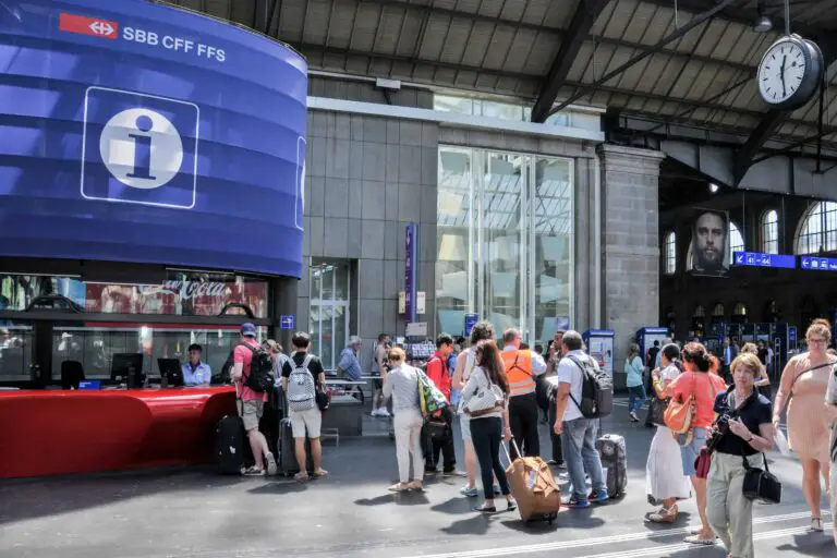 Info desk with queue at Zürich HB